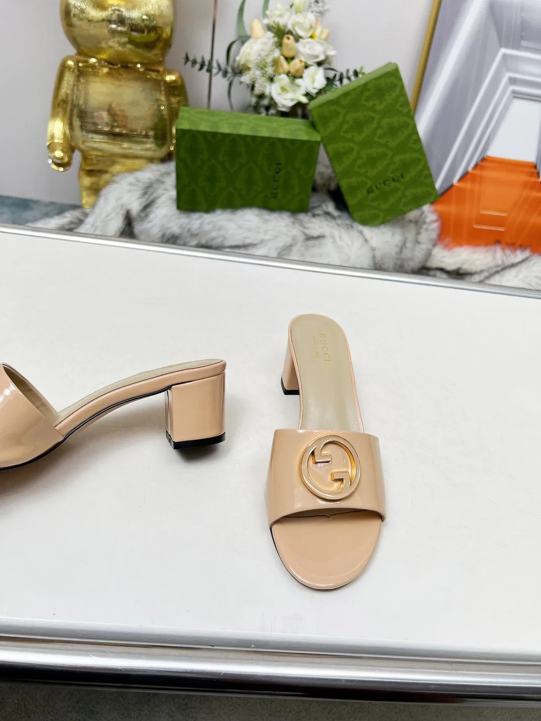 👟👟Ex-factory price 360👟👟 Genuine leather sole +40 Gucci 𝟐𝟎𝟐5 new spring and summer double G buckle round toe medium heel slippers, this G family series of slippers are so beautiful, high-end must buy~ The double G Logo is so beautiful on the feet, a classy style! The buttons have the GUCCI logo. Fabric: Cowhide Lining: Sheepskin lining Sheepskin pad Heel height: 5CM Sole: Italian genuine leather outsole Size: 35-44 [42 43 44 customized]